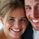 Retrato de una pareja de novios feliz